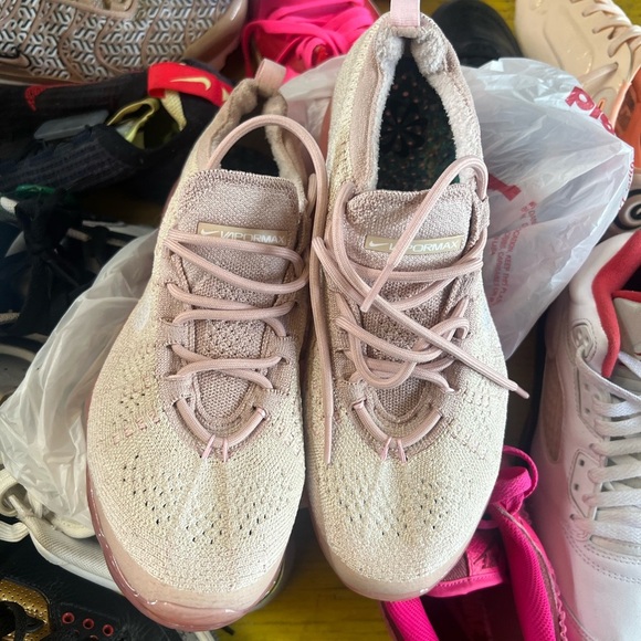 Chic Pink and Cream Knit Sneakers Nike Vapormax Flyknit New - Picture 3 of 7